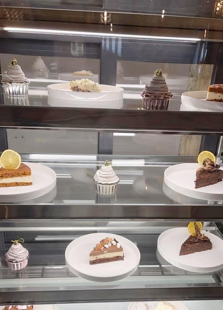 Витрина кондитерская Carboma KC71-110 VV 0,9-2 9005 открытая