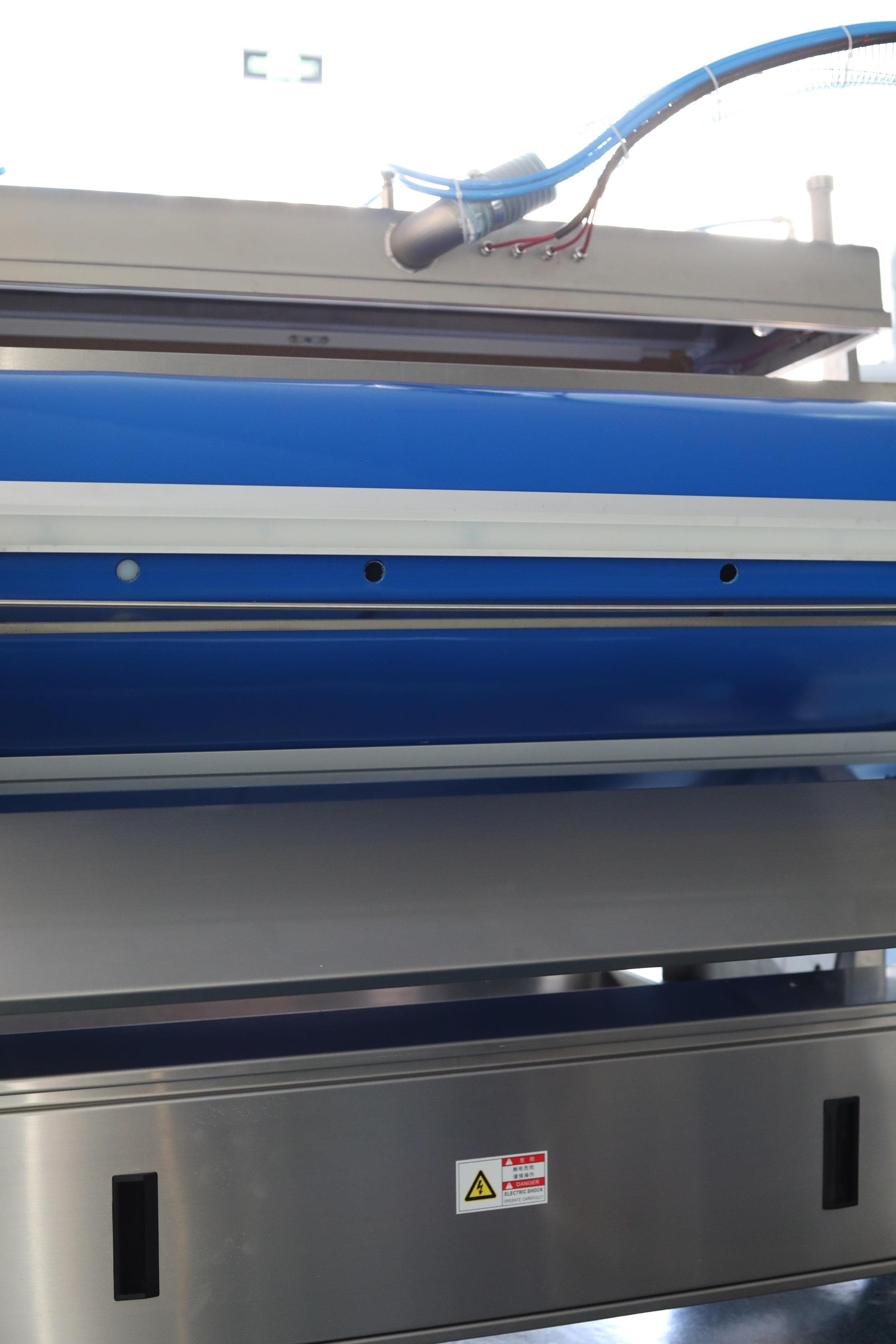 Автоматическая вакуум упаковочная машина конвейерного типа Hualian Machinery HVB-1020F/1 (DZ-1020F)