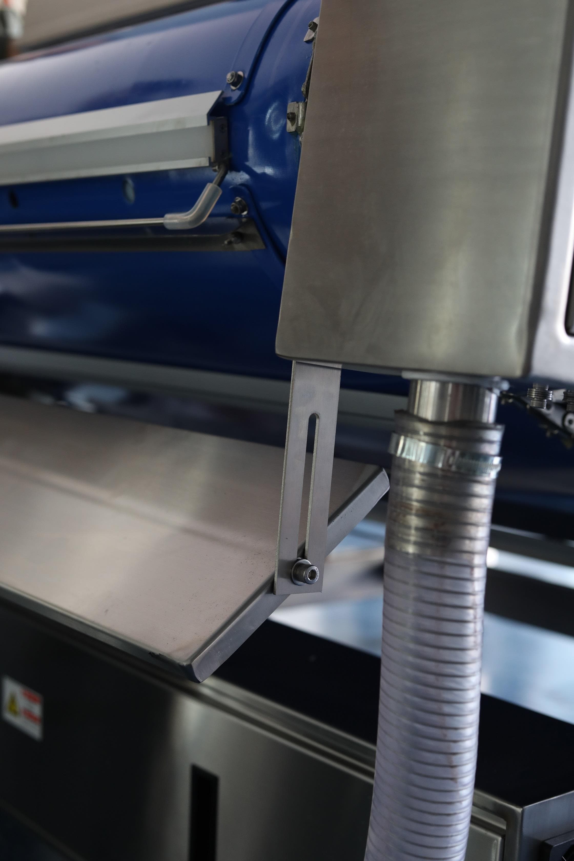 Автоматическая вакуум упаковочная машина конвейерного типа Hualian Machinery HVB-1020F/1 (DZ-1020F)
