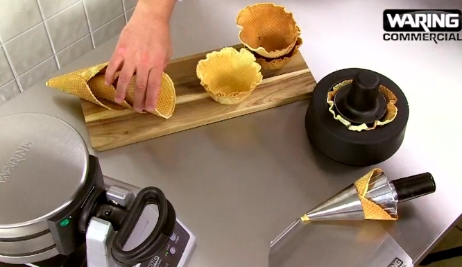 Вафельница Waring WWCM180E