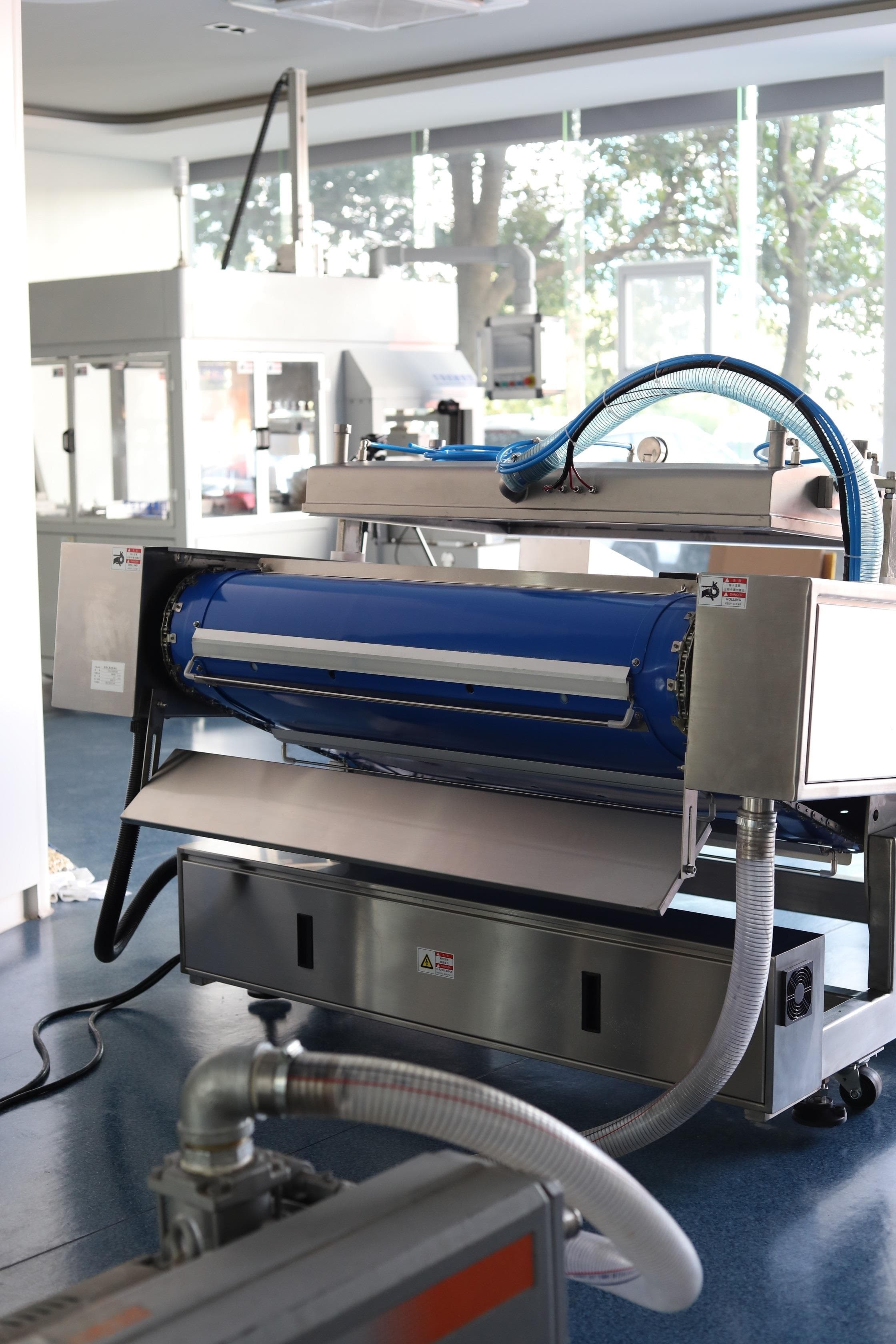 Автоматическая вакуум упаковочная машина конвейерного типа Hualian Machinery HVB-1020F/1 (DZ-1020F)