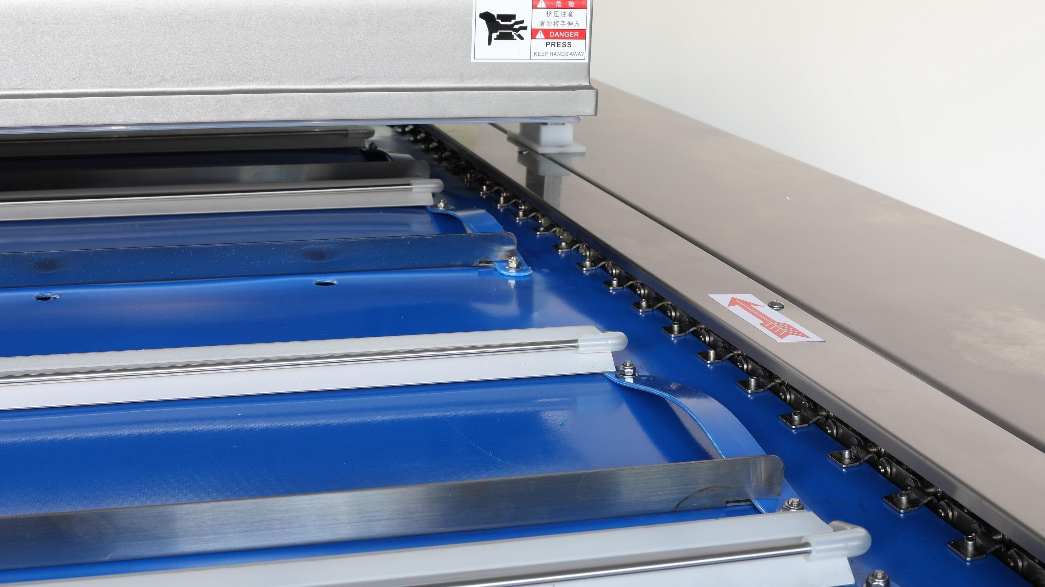 Автоматическая вакуум упаковочная машина конвейерного типа Hualian Machinery HVB-1020F/1 (DZ-1020F)