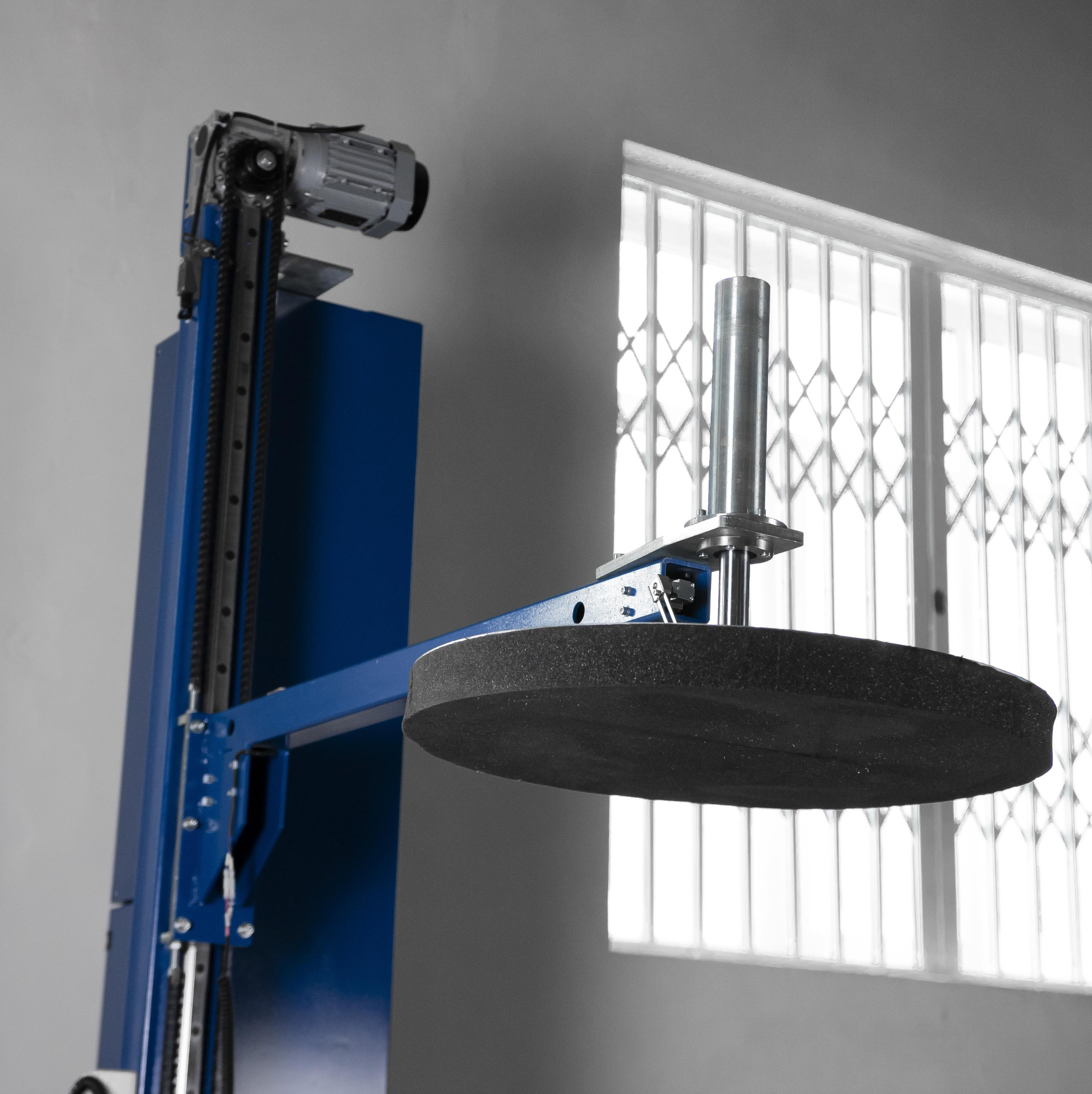 Паллетоупаковщик с моторизированной кареткой Hualian Machinery HL-1500P (с престрейчем и прижимом)